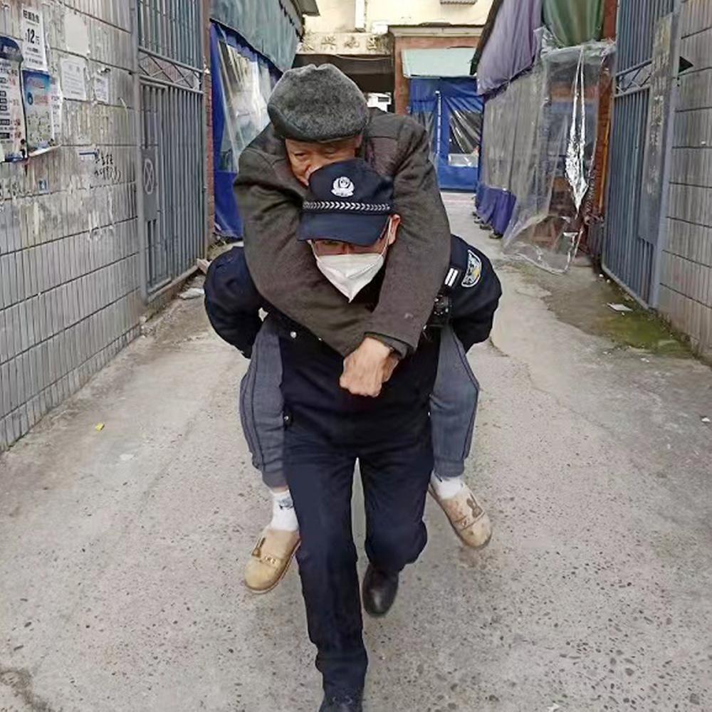 武胜县:热心救助群众 用警心暖民心