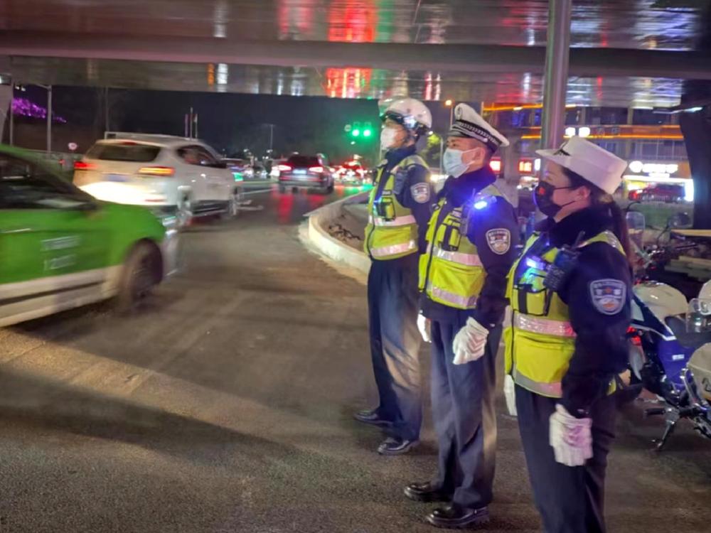 简阳公安交警坚守路面保畅促安“守”元宵