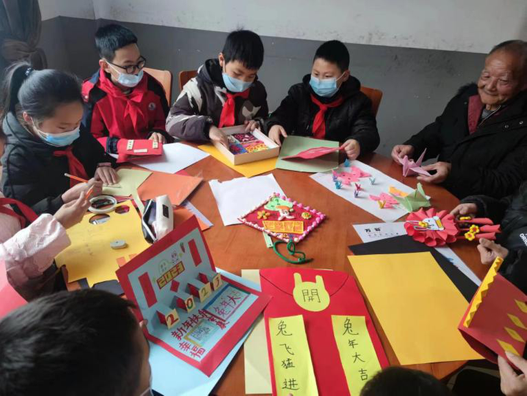 长赤镇桥梁小学开展“迎春送福 温暖寒冬”寒假实践活动