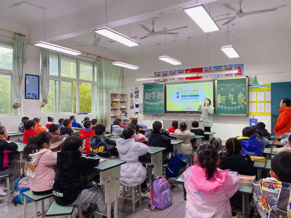 朝阳小学开展“立德树人 正品成格”主题班会活动