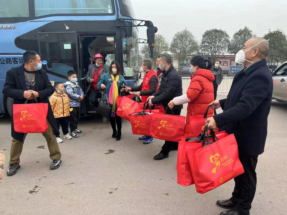 “点对点”专车护送 邻水县外出民工便捷返岗