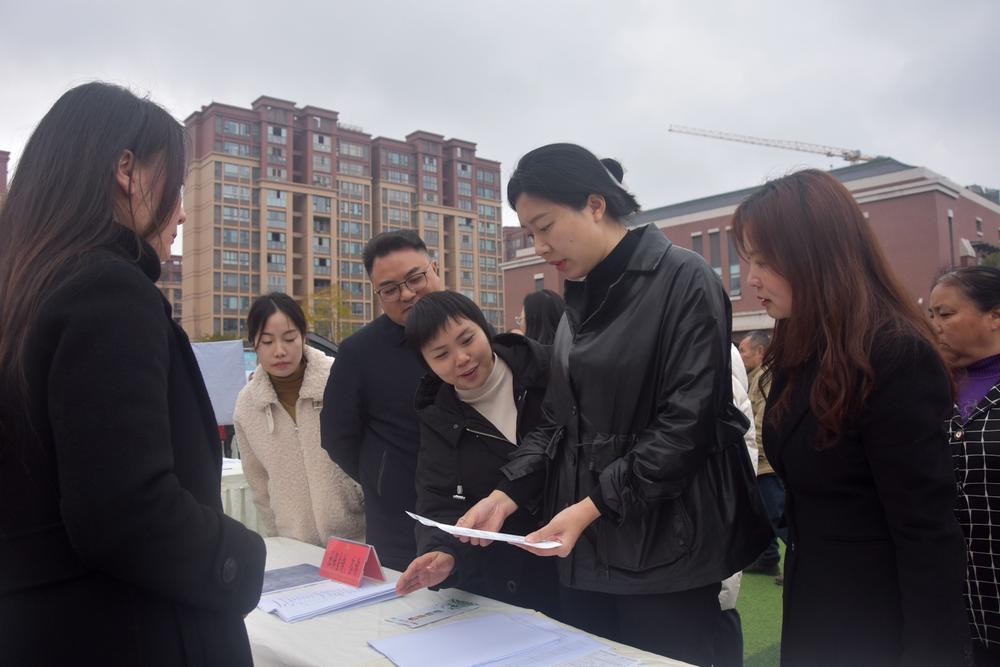 成都东部新区石板凳街道举行专场招聘