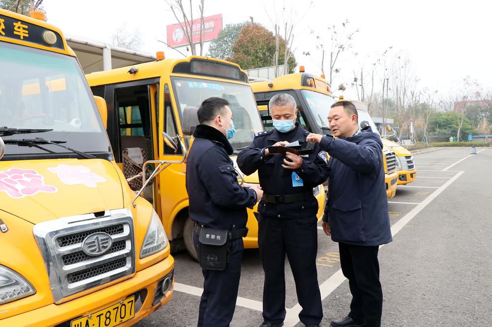 成都简阳公安交警开展校车“大体检” 护航新学年