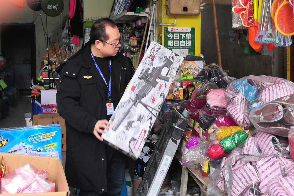 岳池县市场监管局罗渡所打响儿童玩具保卫战