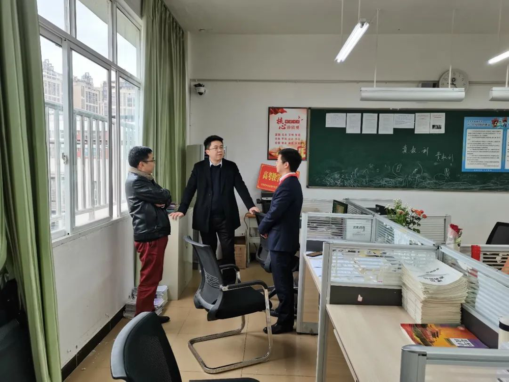 巴中市高级中学：邀请家长体验监考、巡考