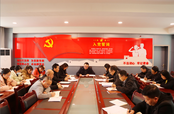 巴州区六小召开组织生活会暨民主评议党员会