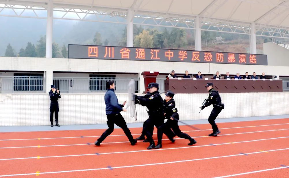 通江中学召开法治安全教育大会