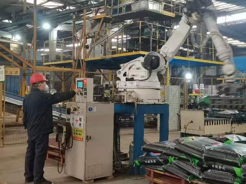 东坡区肥料企业：加紧生产赶订单  助力备耕送肥忙