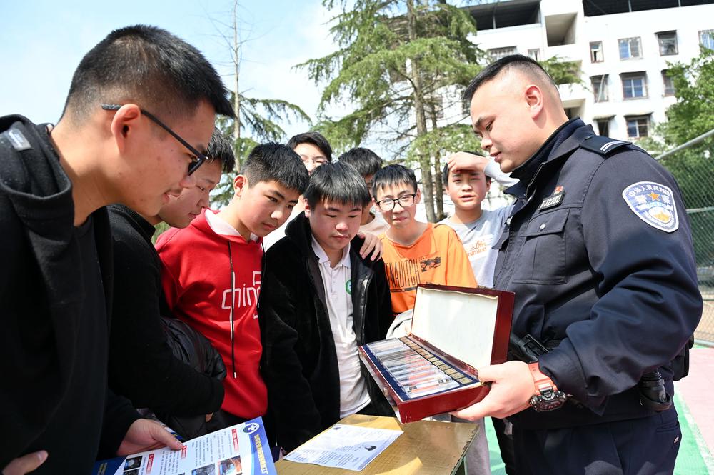 东兴区：“三方联动”护航校园安全