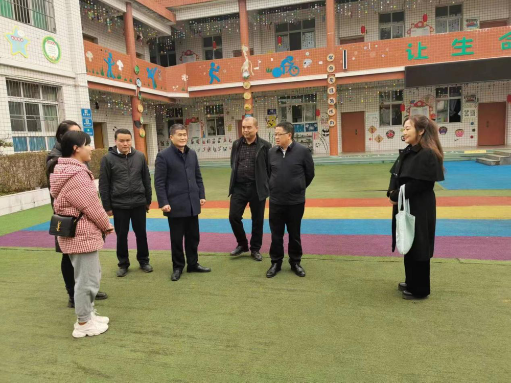 平昌县委教育工委书记苟兴旺到驷马小学指导工作