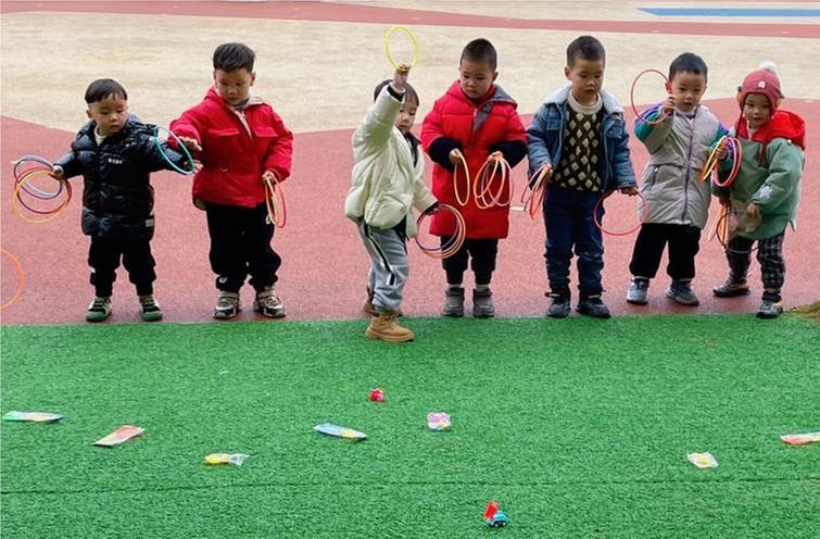 眉山天府新区青龙幼儿园开展“趣味套圈，乐翻天”活动