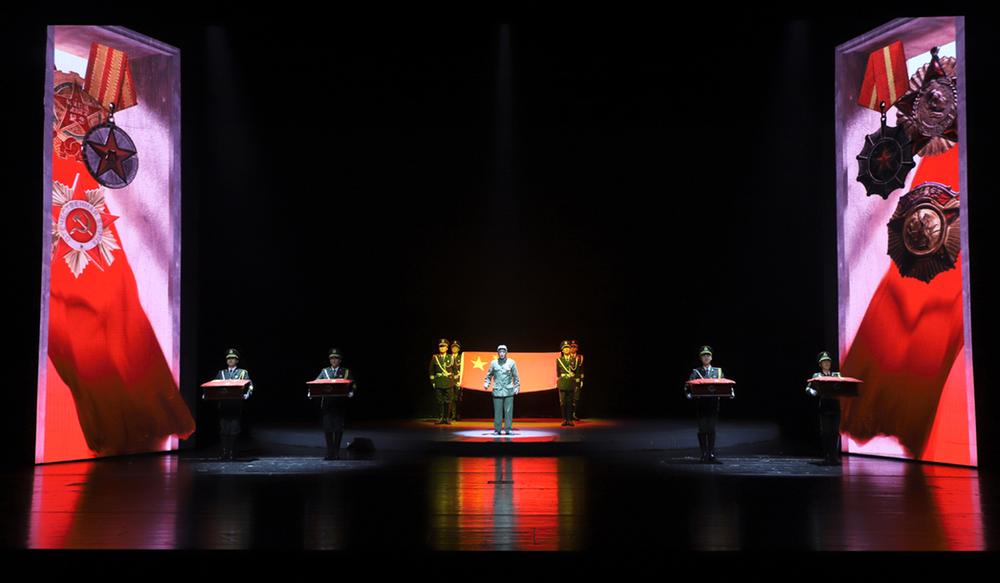 话剧《平凡英雄》成都上演“叫好又叫座”