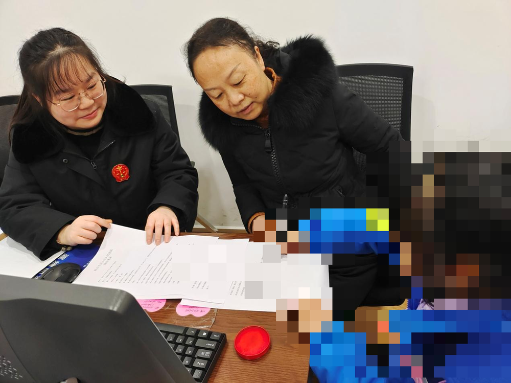 法官为小小“来客”解难题护成长