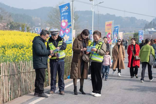 简阳公安交警开展安全知识宣传活动