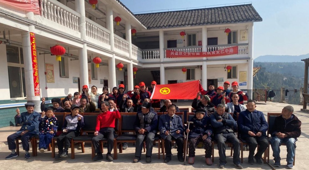 南江县沙河中学学雷锋活动走进敬老院