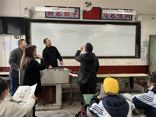 南江县教育科技和体育局核查乐坝小学教育信息化设备