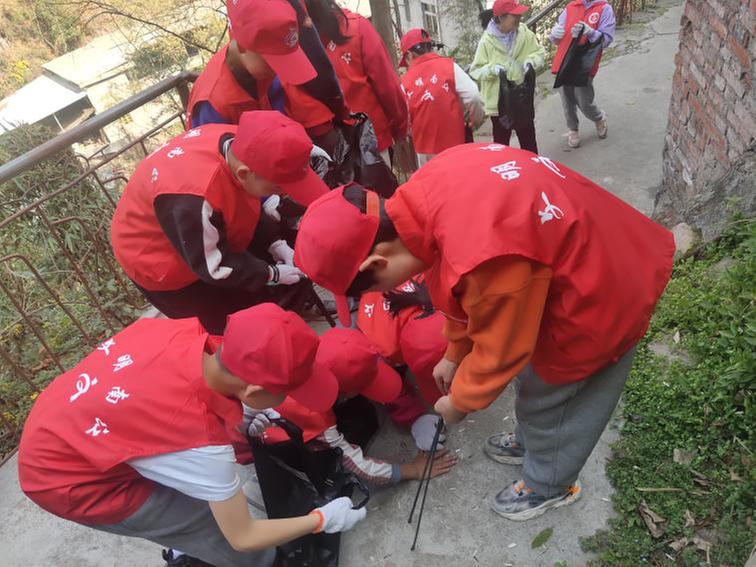 南江县第二中学开展“学雷锋”主题实践活动