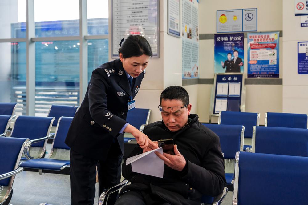 岳池县：最美“警”色——铿锵玫瑰