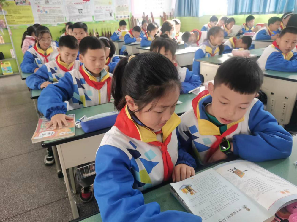 南江县朝阳小学开展五年级二班读书交流活动