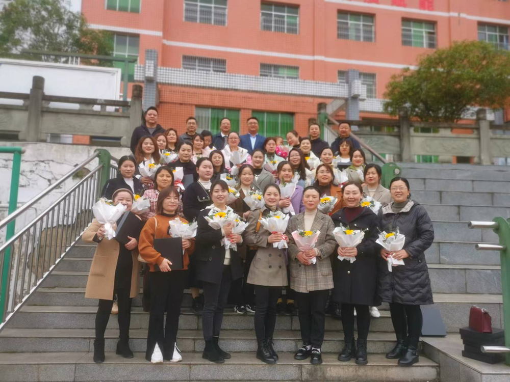 平昌县驷马中学庆祝“三八”妇女节