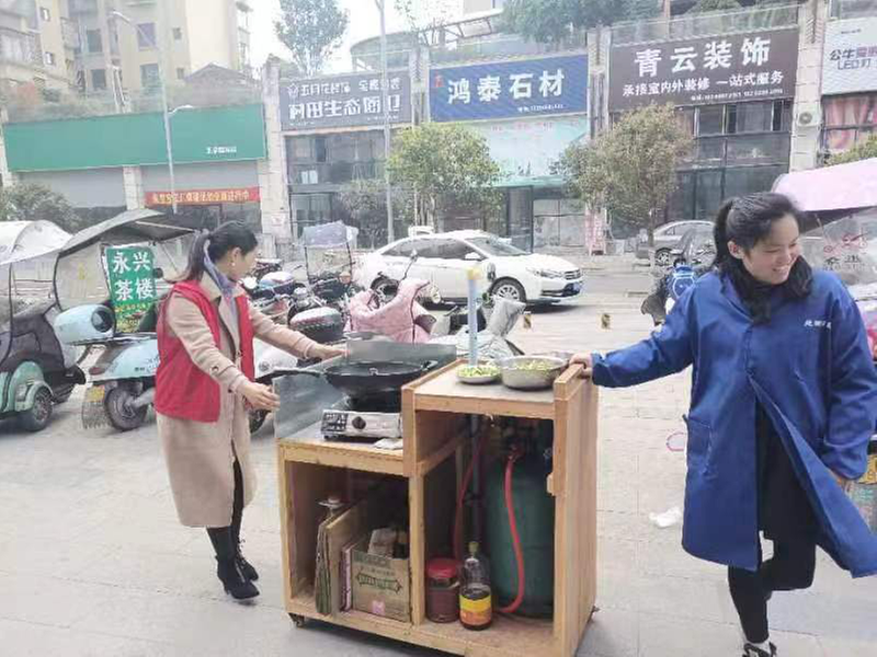 网格服务暖人心 居民致谢送锦旗