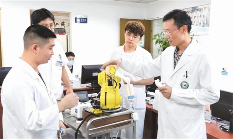 李钢：潜心科研结硕果 医者仁心护健康