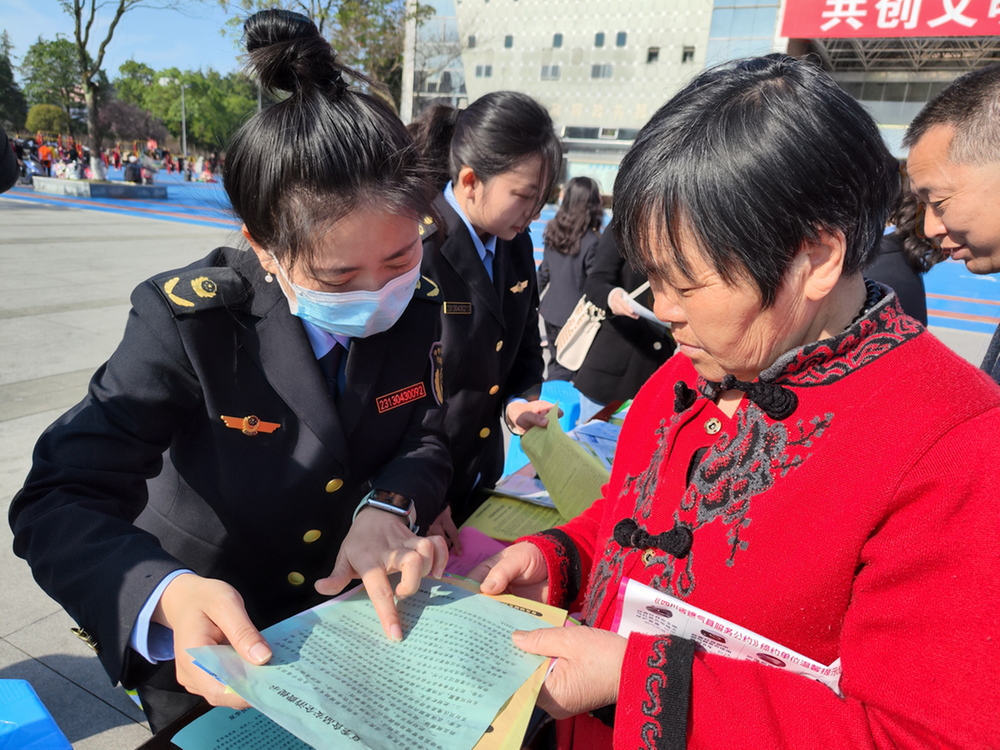 岳池县市场监管局全力维护消费者合法权益