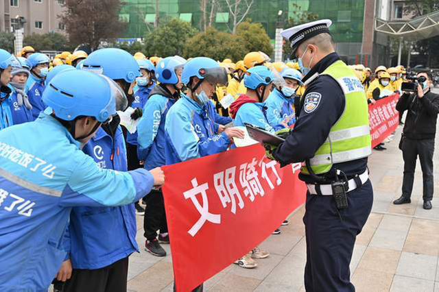 简阳公安交警为外卖骑手配送“安全餐”