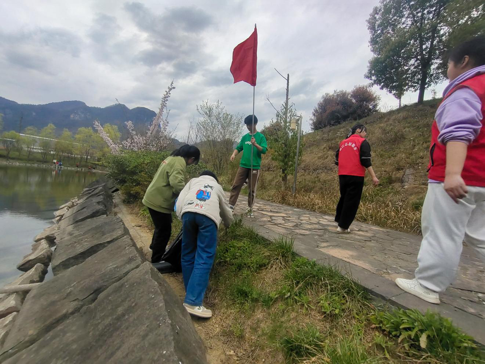南江县桥亭镇九义校开展“学习雷锋志愿行 共同爱护新桥亭”活动