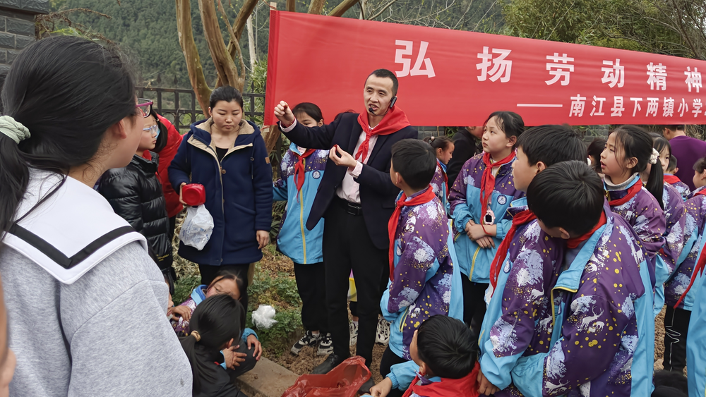 南江县下两镇小学劳动实践基地开耕仪式举行