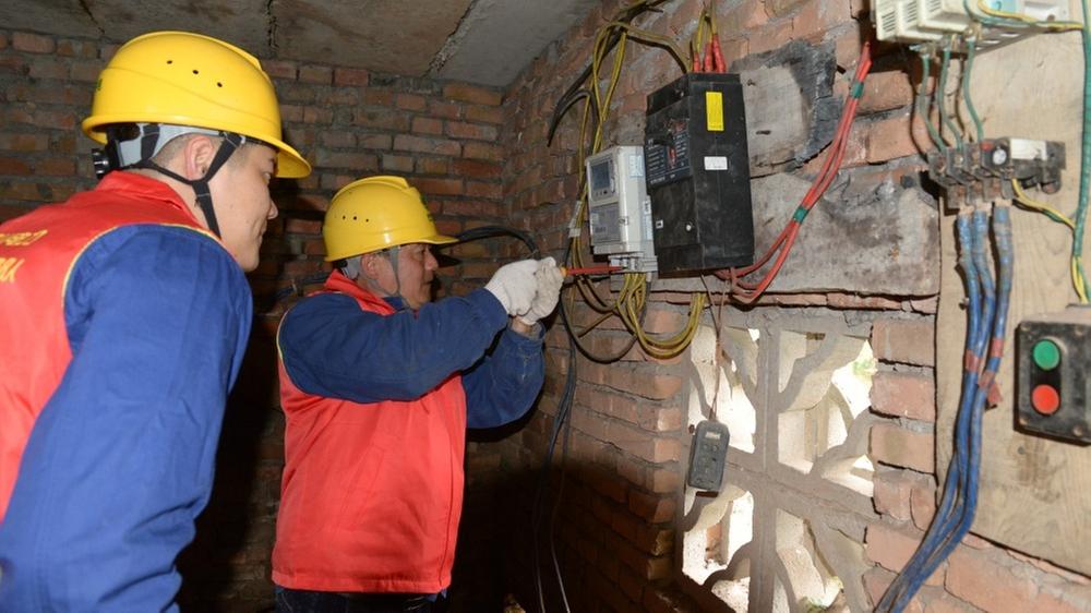 青神县：春耕生产正当时 电力服务到“心田”