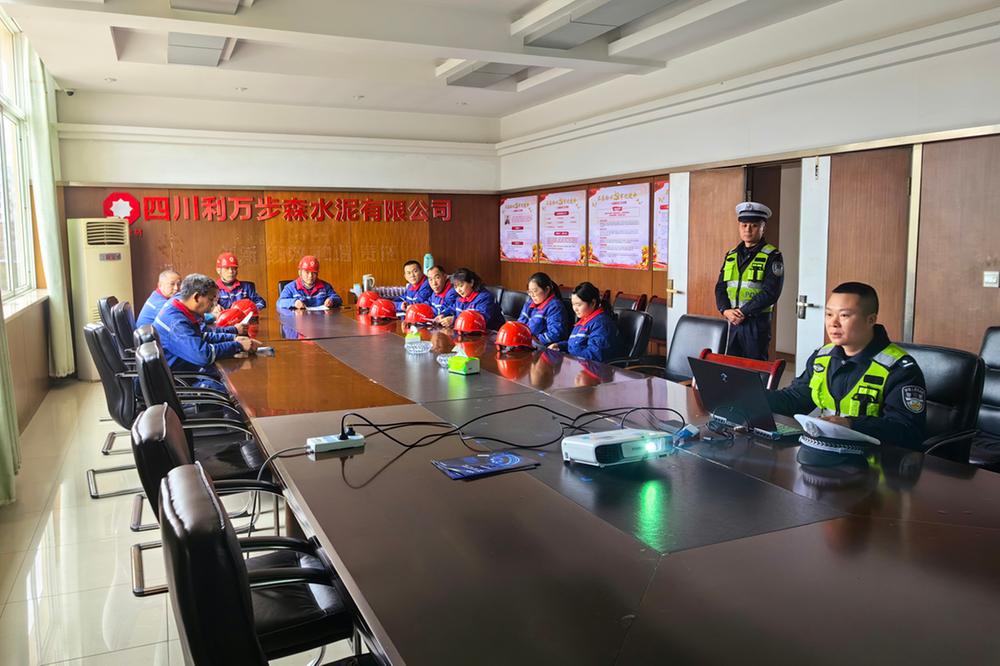 邻水县：交警走进水泥厂宣讲交规