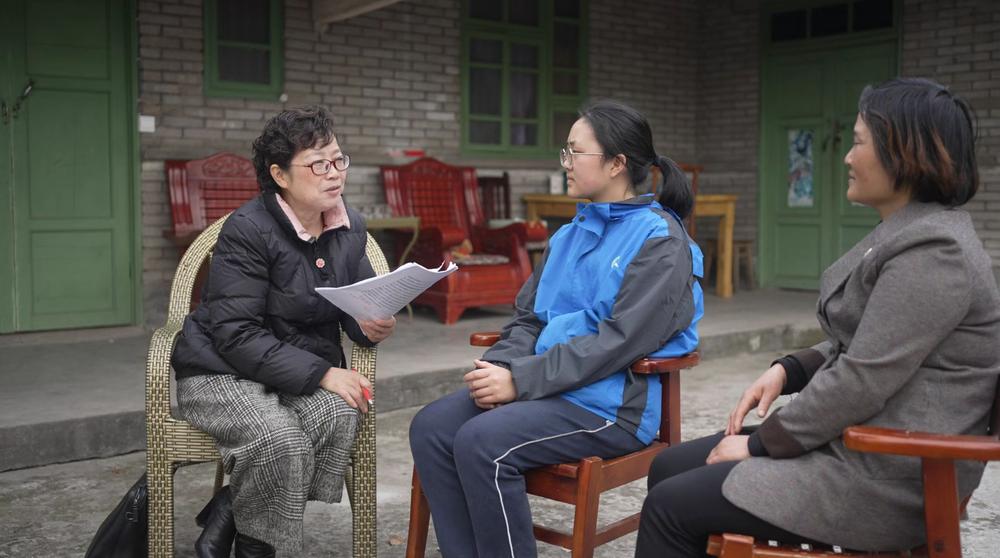 全国人大代表王晓梅：推进家庭家教家风建设与学校教育相融合