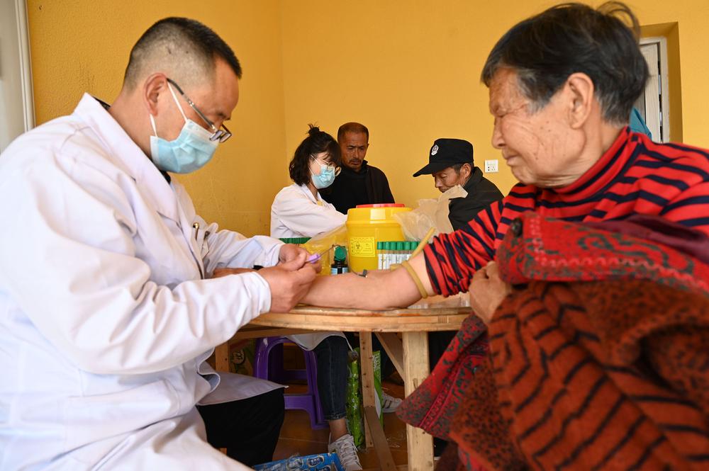 东兴区：暖心呵护 做好老年人健康“守门人”