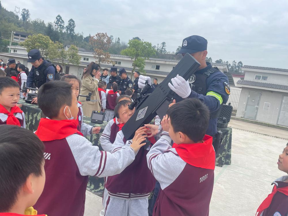 广安：学生进警营 点燃童心“警察梦”