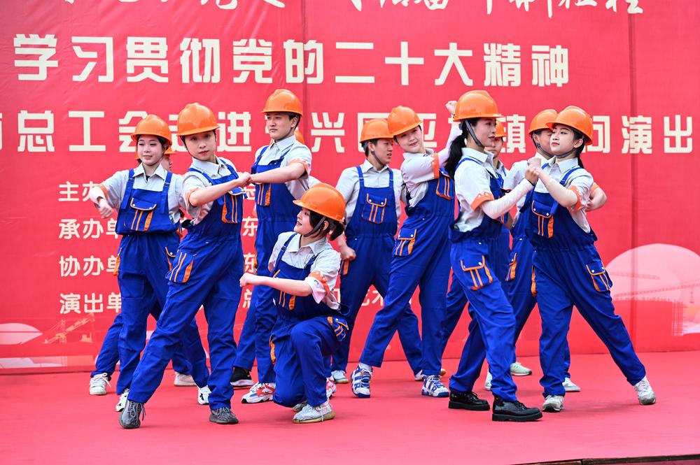 东兴区：雨中唱响“中国梦·劳动美”