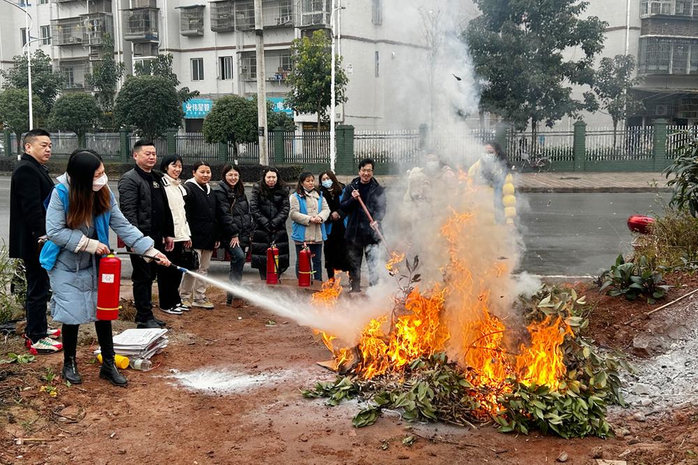 岳池县九龙街道开展“安全无小事，防范于未‘燃’”消防演练活动