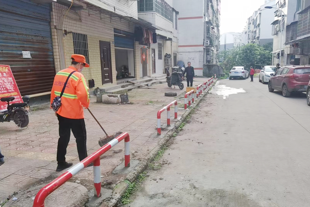 武胜县：私自搭建混凝土构件  依法拆除不含糊