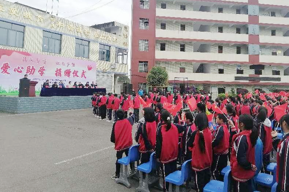 营山县科协为学校捐赠图书