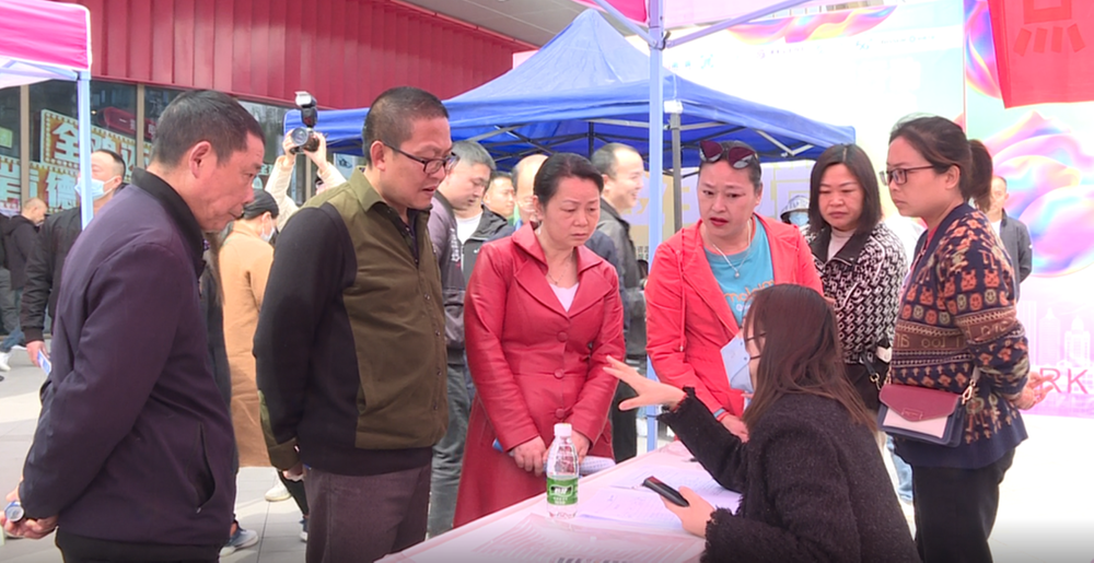 超2000人参加 内江市市中区“春风送岗”招聘会活动有点“火”