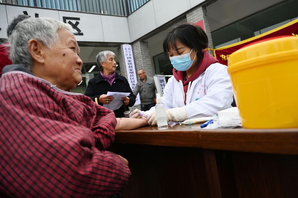 东兴区：“义诊”送上门  情暖“夕阳红”