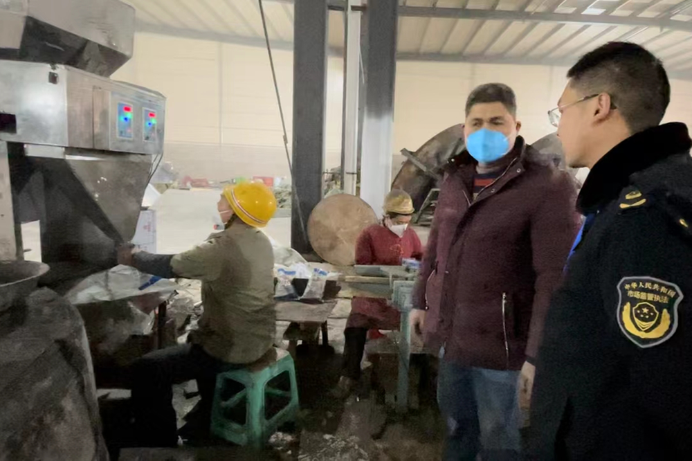 邻水县九龙市场监管所查处一起涉嫌使用未经检验的叉车案