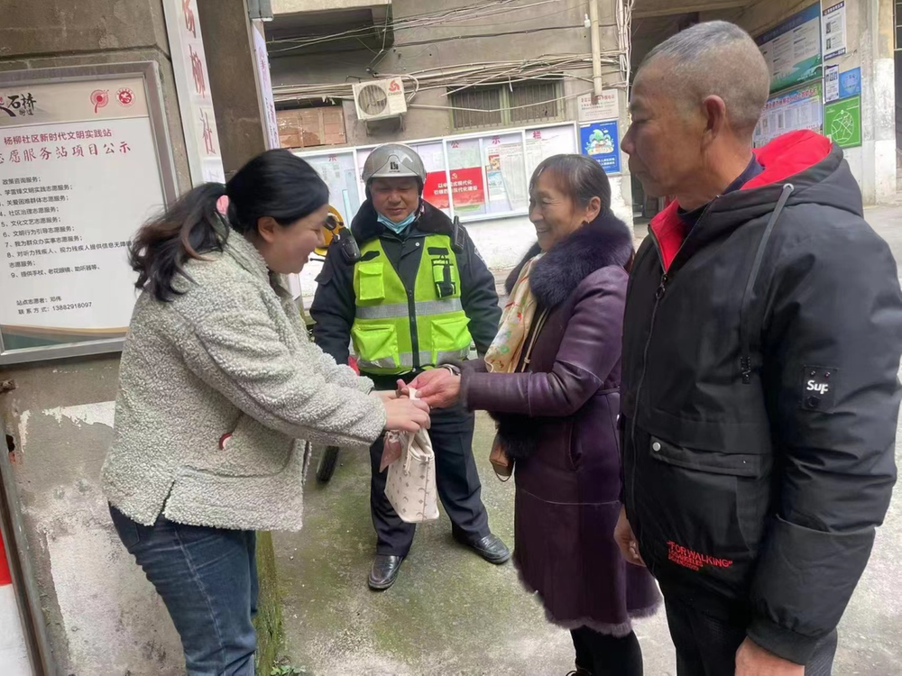 石桥街道村民李文军拾金不昧