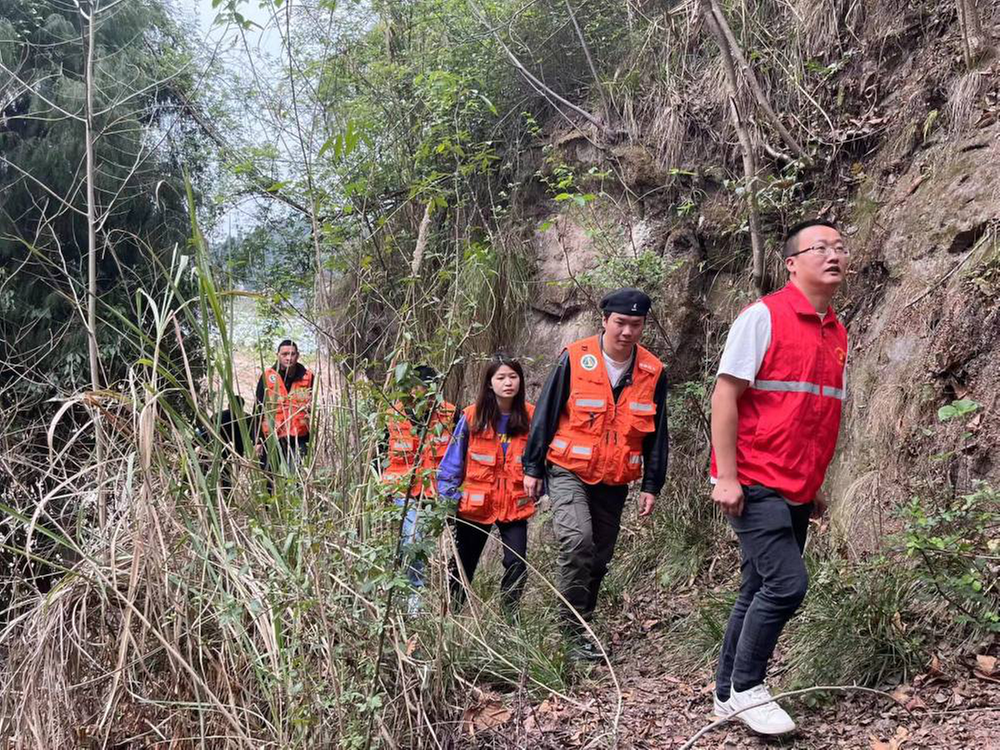 成都东部新区石板凳街道：微网格员全力筑牢森林防火警戒线