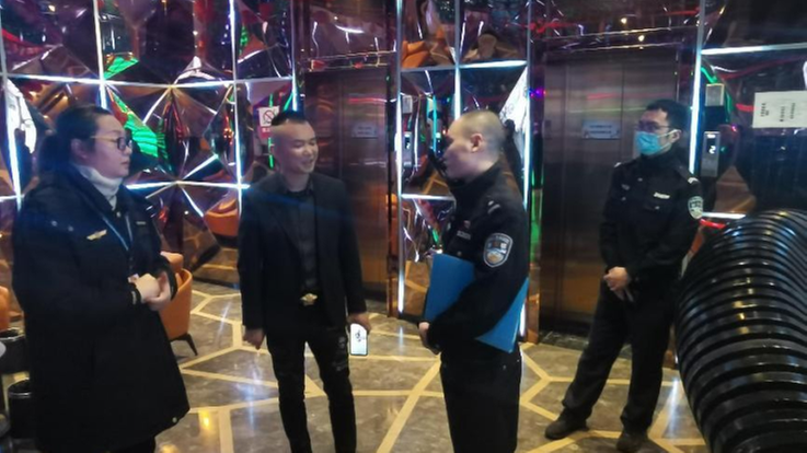 简阳市开展歌舞娱乐场所未成年人保护突击执法行动