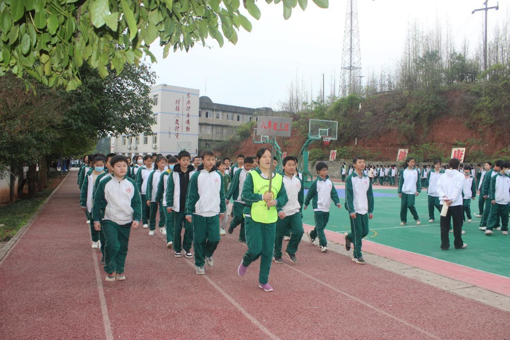 东兴区双桥镇中心校举办2023春季学生运动会