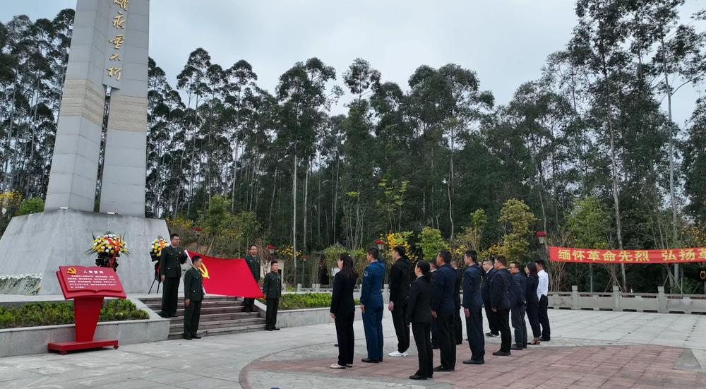青神县开展清明祭英烈活动