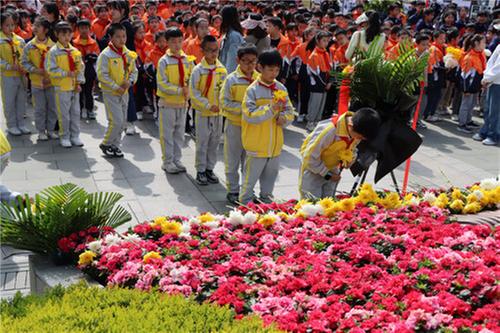 巴州区第六小学开展清明祭英烈主题教育活动
