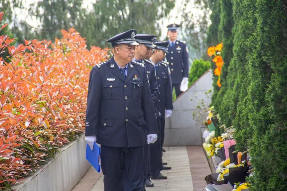 内江市市中区公安局开展清明祭奠英烈活动