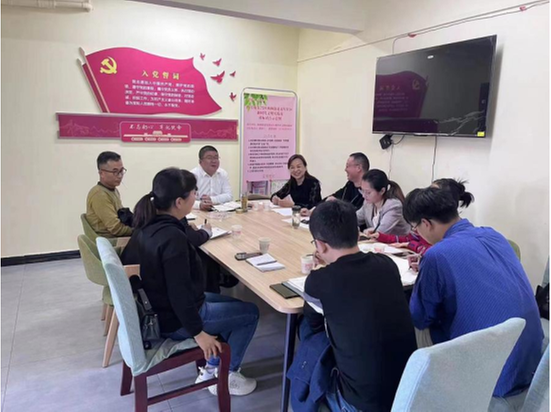 东兴区科协参加“双报到”工作座谈会